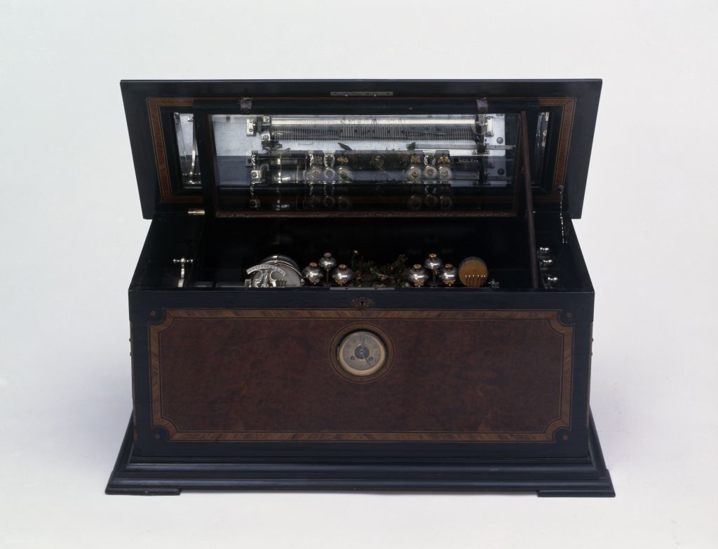 图片[1]-Wooden music box with embedded watch-China Archive